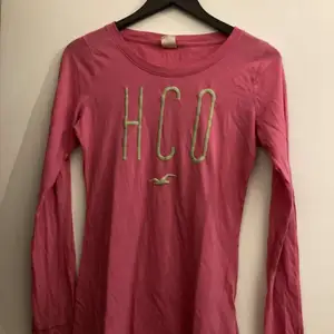 Söt rosa Hollister tröja! Ni som shoppar där ofta är nog medvetna om hur sköna deras tröjor är!!😍 Använd 3-4 gånger, måste tyvärr hitta ett nytt hem :( frakt och meetip funkar bra🥰 passar s/m