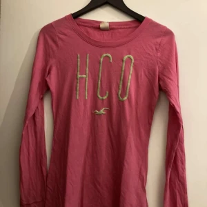 Hollister tröja  - Söt rosa Hollister tröja! Ni som shoppar där ofta är nog medvetna om hur sköna deras tröjor är!!😍 Använd 3-4 gånger, måste tyvärr hitta ett nytt hem :( frakt och meetip funkar bra🥰 passar s/m