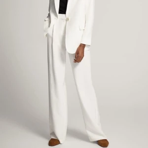 Linnebyxor - favoritbyxor på sommaren men även att ha hemma! De är från Massimo Dutti och i storlek M (skulle säga att de är mer S) Benlängden passar till någon mellan 165-175 beroende på vilken längd man söker💕Köpte för ca 1000 kr och är i jättefint skick✨✨