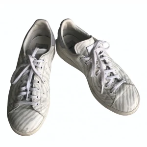 Open Ceremony x Stan Smith Adidas - Superfina och udda Open Ceremony x Stan Smith Adidas sneakers i storlek 40,5. Fint skick men använda. 