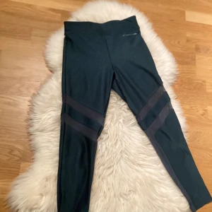 Tränings tights i grön mönster  - Ormskinns mönster i mörkgrön i 4/5 längd. PM för mer info🥳