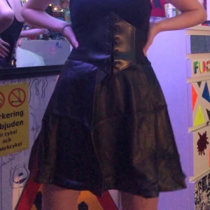 Skinnkjol  - Fin skinnkjol från H&M för typ 150kr storlek M. Aldrig använt, köparen betalar frakt 