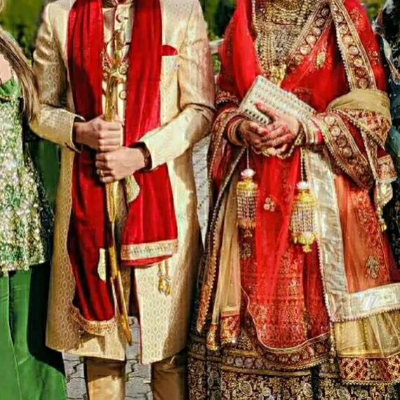 Indiska bröllops kläder för brud och brudgum, från Indien. Endast använda en gång. Paket pris: 7000. Klänning: 3500. Sherwani: 4000. Klänningar.