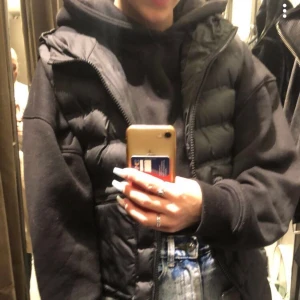 Zara väst! - Säljer denna oandvända Zara väst! Helt oanvänd då jag inte hann att lämna till baka den ❤️ stl 36 