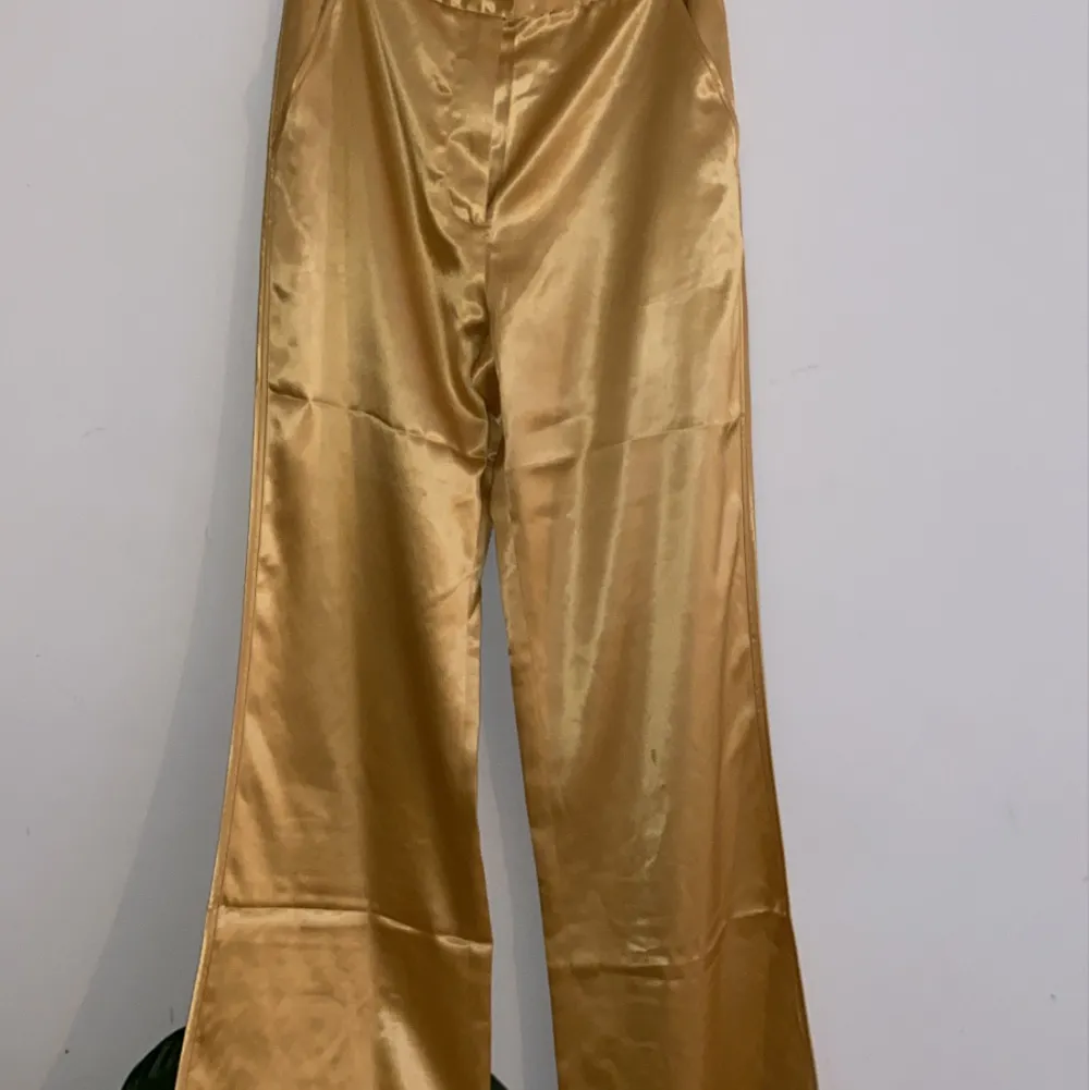 Guld/gula byxor från Acne Studios. Aldrig använda. Nypris 1600kr. Jeans & Byxor.