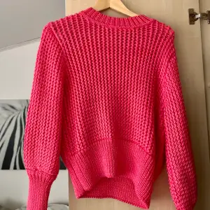 Jättefin stickad tröja i stark rosa färg, från H&M trend. Knappt använd! Storlek S🥰 buda på! 