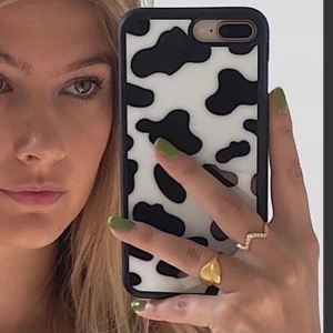 St iPhone 8+ skal - Säljer mina favvo skal då jag har köpt ny telefon🤎. 1. Är ett ko skal från spellcases (150kr) 2. Ett vitt silicon skal som skyddar super bra (100kr)🤎 ko skalet är något repigt, det vita är felfritt🤎  (frakten ingår) båda för 210kr 1.SÅLD