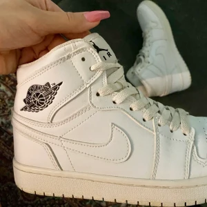 NIKE Air Jordan - Helvita Air Jordans, använda max 3 gånger, superbra skick! 