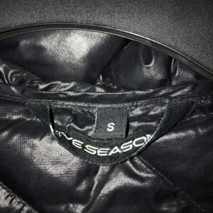 Dunjacka  - Använd en vinter, nypris 600kr säljer för 230kr Fint skick, de är en S men sitter mer som en M    ❗️priset kan sänkas om de inte passar❗️