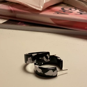 Örhägnen’  - Jätte fina örhängen som ja aldrig andvänt!✨💕20kr +frakt 