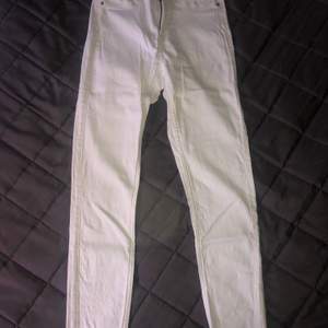 Snygga vita jeans från Gina Tricot i Molly-modellen. Perfekt passform och sitter snyggt men använder inte vita jeans längre... supersköna i materialet och väldigt stretchiga! Köparen står för frakten och den angivna fraktkostnaden kan ändras! 