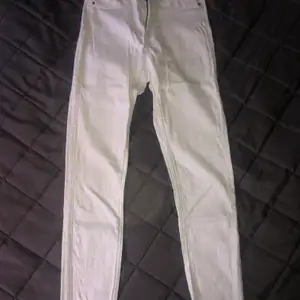 Snygga vita jeans från Gina Tricot i Molly-modellen. Perfekt passform och sitter snyggt men använder inte vita jeans längre... supersköna i materialet och väldigt stretchiga! Köparen står för frakten och den angivna fraktkostnaden kan ändras! 