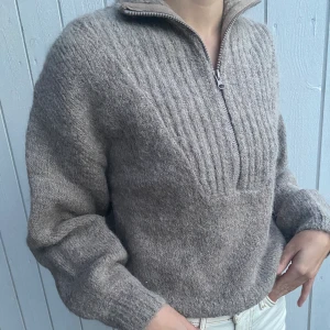 Stickad tröja från weekday - Väldigt fin och mysig tröja med zip från Weekday. Köpte står för frakten. Högsta bud just nu 300kr + frakt 