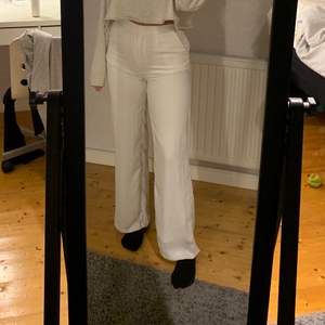 Vita kostymbyxor från Nelly i storlek 34, använda en gång. 135kr+ frakt 😊