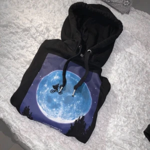 Hoodie - Hel, men liite nopprig,, kolla min profil innan köp