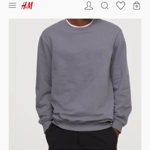 Grå sweatshirt  - Sweatshirt från H&M herravdelning🤍 sitter oversize på mig som är xs/s,🤍 inte särskilt använd men lite nopprig på vissa ställen🤍 