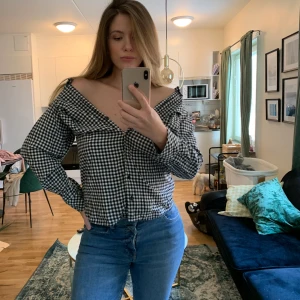 H&M top skjorta - H&M skjorta, never used. Size 44 but I am size 38 usually and looks like this 😊 85 sek + frakt