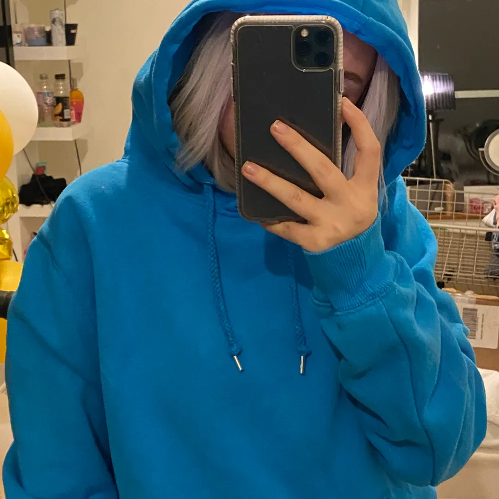 Säljer denna fina blåa hoodien ifrån Lager 157🤍 Den är i superbra skick!!!. Hoodies.