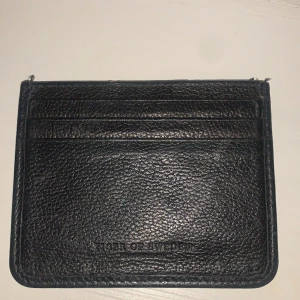 Kortbehållare ❤️ - Jättefin kortbehållare från TIGER OF SWEDEN. Superenkelt att hålla koll på korten, även rum för många kort. Nypris 599, säljer för 100 kronor❤️