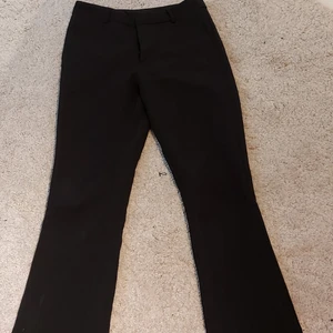 Kostymbyxor - Säljer dessa Kostymbyxor från bik bok. Oanvänd. Säljer då de är förstora🙂