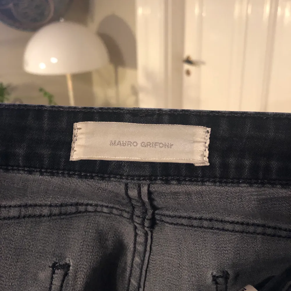 Ett par M. Grifoni jeans med låg midja i svart/grå färg. Mycket bra skick! Strl S och stretchiga, skriv för mer info! . Jeans & Byxor.