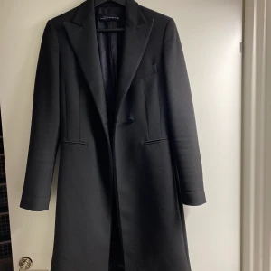 Svart kappa  - Säljer denna superfina kappa från zara i strl S. Kappan är figursydd och faller så snyggt på. Kappan är använd därav så bra pris, men den är ändå i bra skick. Passa på att fynda! 🌸 skickar gärna om köparen står för frakt. 