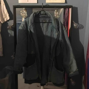  - svincool jeansjacka med stickade detaljer:)