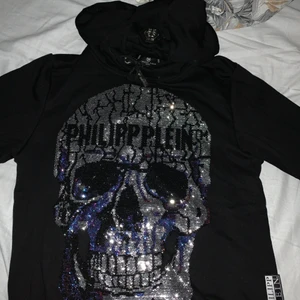 Philipp Plein Hoodie  - Säljer min nästintill oanvända philipp plein tröja för den aldrig kommer till användning, den är i storleken M men den är liten i storleken så S typ. Äkta.