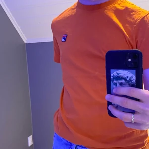 Fila T-shirt  - Fila T-shirt använd 1 gång i storlek (Xs). Mycket bra skick, frakten (ingår) i priset!🤠