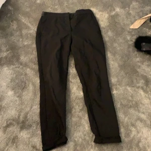 Svarta tighta kostymbyxor  - Svarta tighta kostymbyxor ifrån zara i storlek xs