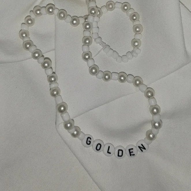 Säljer nu dessa superfina halsband inspirerade av det som Harry hade på sig i musikvideon till golden. Halsbandet kostar 100 kr inklusive frakt. Ni kan välja längd själva när ni beställer💞👍🏻. Accessoarer.