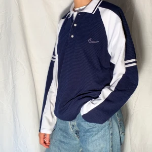 Vintage Nike tröja - Nike tröja Storlek: L Färg: Blå/Vit Fler bilder? Kontakta oss!