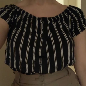 Topp H&M strl S - Söt croppad topp med knappar där fram. Resårband i axlarna så kan användas off-shoulder eller som på bilden. Storlek XS men passar mig som oftast har S/M. 