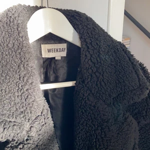 Teddyjacka - Säljer min mysiga och varma teddyjacka från weekday använd bara en vinter, möts helst upp annars tillkommer frakt :)