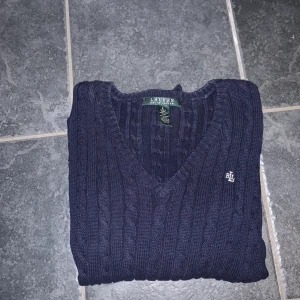 Ralph Lauren kabelstickad  - Mörkblå kabelstickad V-ringad tröja. Storlek S.  Först till kvarn på alla plagg, ingen budgivning. Ange vilket pris du skulle vilja köpa plagget för så kan vi komma överens om ett bra pris där båda blir nöjda. 