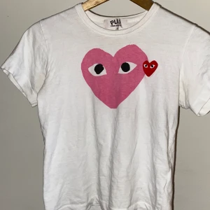 cdg t-shirt - äkta comme des garcons play t-shirt, storlek S men sitter som Xs. köpt på plick men knappt använd. frakt går på 44kr. pris kan diskuteras. pm för mer info<3