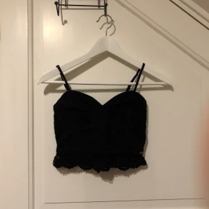 Crop topp - Säljer denna topp med spets (se bild 2). Nästa som ny. 