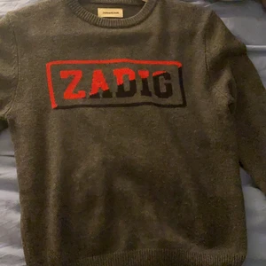 Zadig tröja - Säljer ni min fina zadig tröja! Nästa helt ny då jag knappt andvänt den! Köpte den i september! Kan även tänka mig byta mot någon annan zadig tröja! 