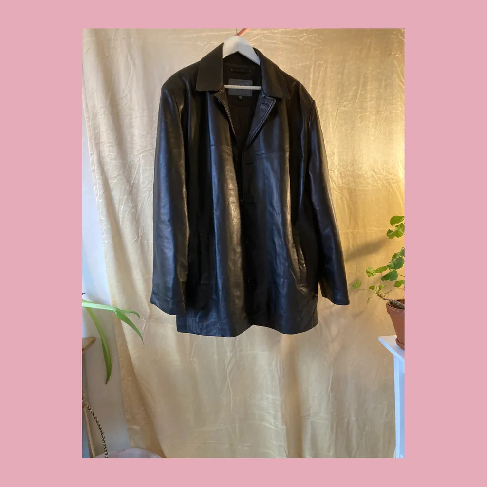Super trendy vintage leather jacket. Unisex oversized fit somewhere between a M/L. Looks SO GOOD! Female model usually wears size 36 and male model a size M/L. Send a DM of you have any questions!. Jackor.