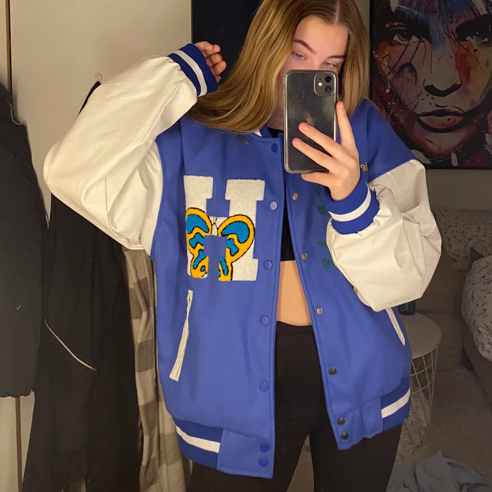 Svin cool helt ny varsity jacket med läderimitation på armarna. Fick den i julklapp och älskar den men säljer då den inte var helt min stil💕💕  jackan köptes för 800 så startar budgivningen på 400! BUDA I KOMMENTARERNA men skriv gärna till mig vid funderingar eller liknande🥰 (Jag är 160 och brukar vanligtvis ha S, så denna M sitter skitsnyggt oversized) Köparen står för frakt!. Jackor.