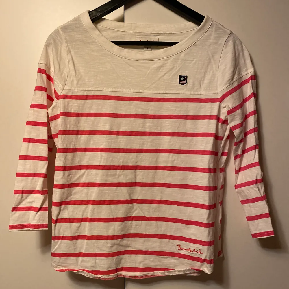 En vit/rosa Bondelid tröja som är helt oanvänd. Säljes för 49kr, frakt tillkommer. ✨💖. Tröjor & Koftor.