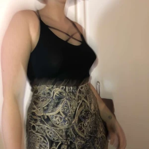 Svart linne! - Ett svart linne till er alla😁 Det är jättefint och passar  perfekt när man vill ha en outfit med coola byxor! Säljer det för 50kr+frakt💕