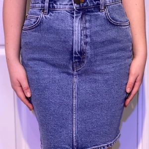 Jeanskjol från &otherstories - Jättefin jeanskjol från &otherstories. Sitter snyggt och passar till allt! Skönt plagg att ha i garderoben, dock något för liten för mig. Köparen står för frakten! 🤩