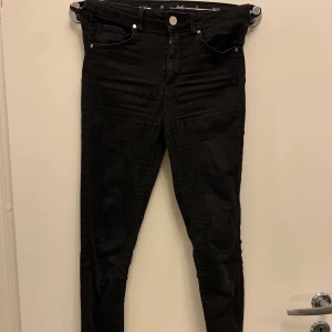 Bikbok byxor  - Svarta byxor från Bikbok i storlek Small, sitter bra :)  Välanvända. Startbud 20kr, fraktas spårbart 63kr eller möts upp i Malmö 💓