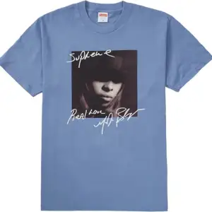 Ljusblå t-shirt med tryck, från Supreme. Finns endast tillgänglig på resell då den är slutsåld överallt i denna färg. Endast använd 2 gånger. STORLEK: Medium