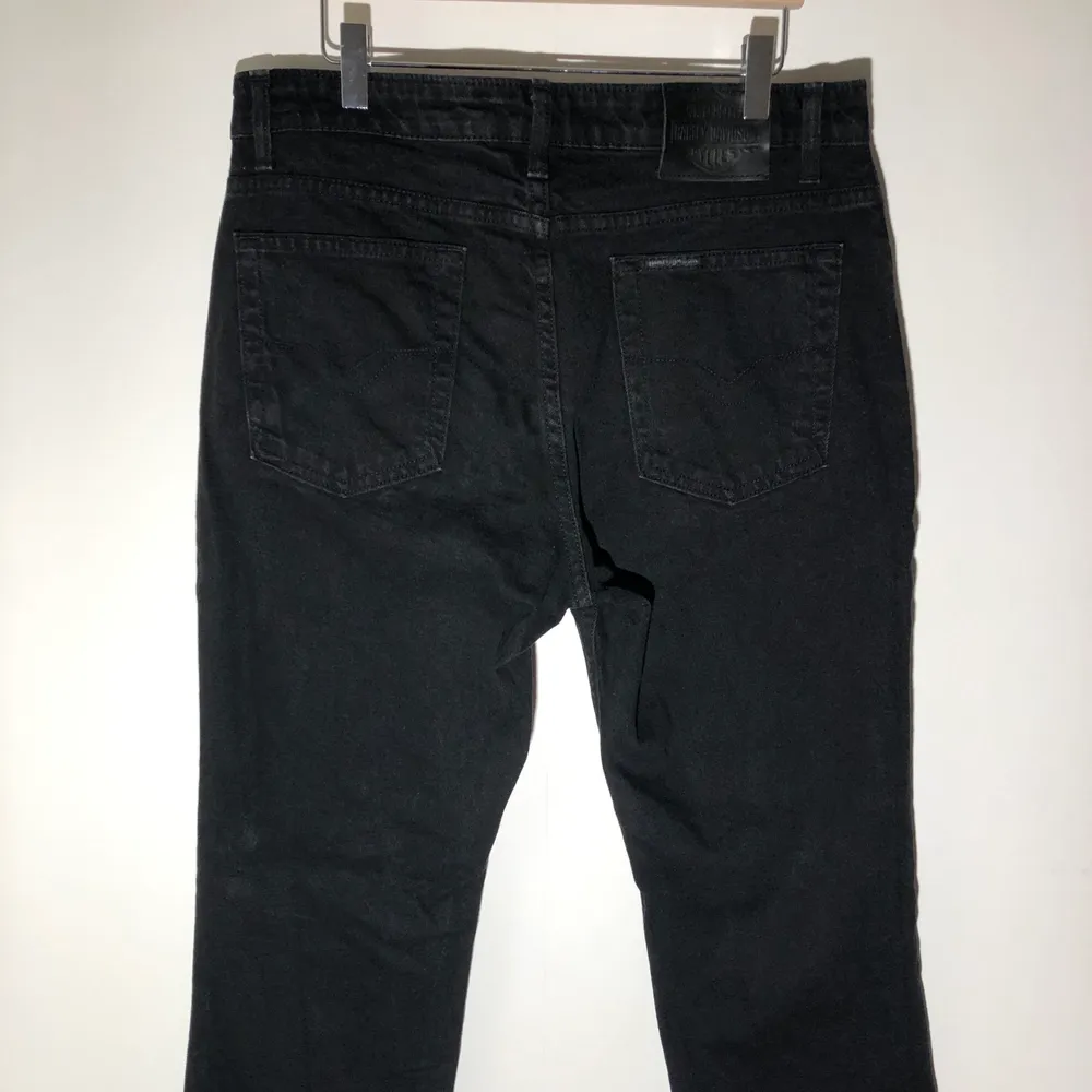 Vintage Harley Davidsson jeans i storlek 34/30🏍✨ Mått: Midja: 82cm Längd: 97cm innerlängd: 69cm. Jeans & Byxor.