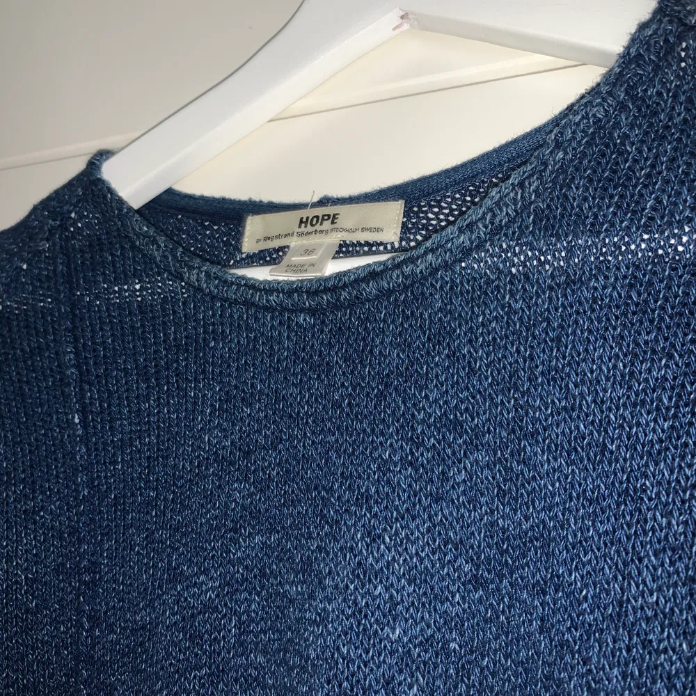 En blå jättefin stickad tröja från Hope💕. Tröjor & Koftor.