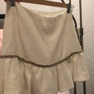 Vit old school kjol - Vit super fin kjol använd en gång jättebra kvalitet den har en zipper på sidan där man kan öpna från.