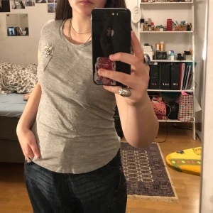 tisha med gullig katt - basic och stretchig tisha med en supersöt katt som sitter i den lilla fickan på vänster bröst💕  väldigt skönt material