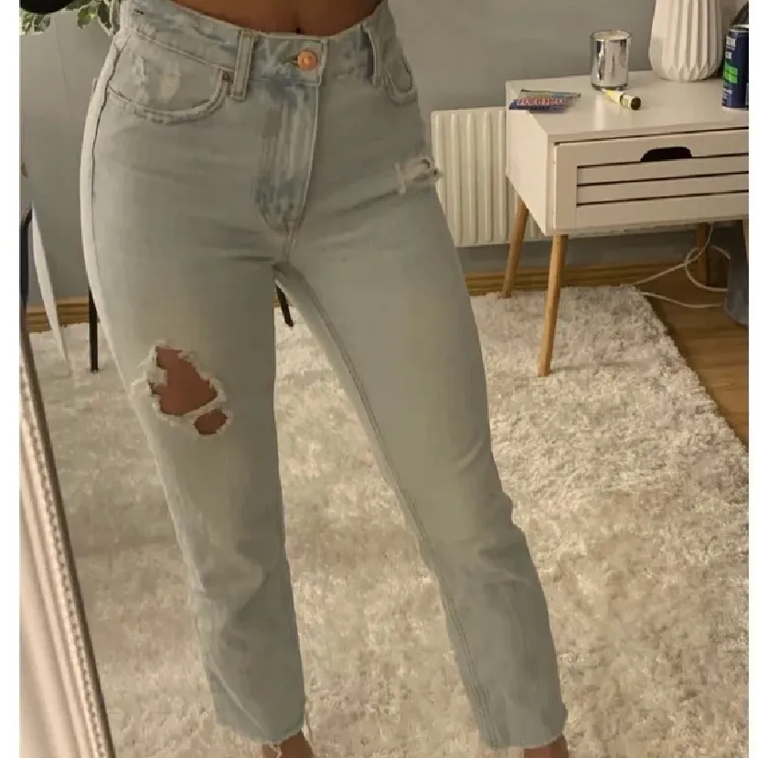 (Lånad bild) säljer dessa skit snygga jeansen från zara💓 skriv för frågor eller fler bilder✨ är i storlek 32 men passar mig som är 34. Jeans & Byxor.